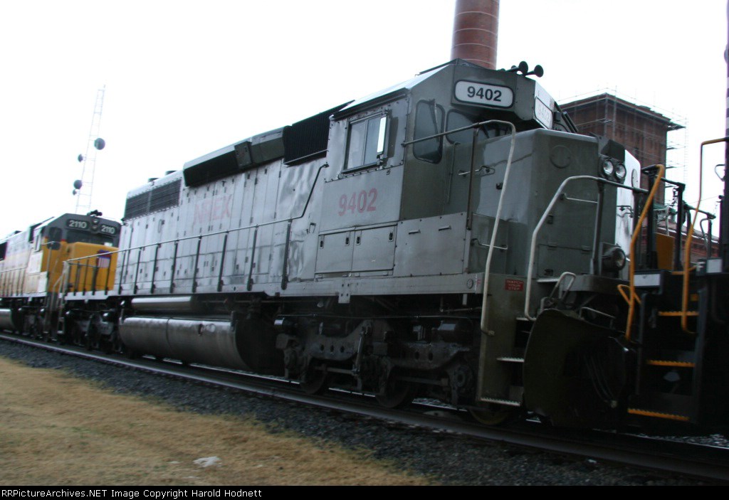 NREX 9402 heads northbound on NS train 351